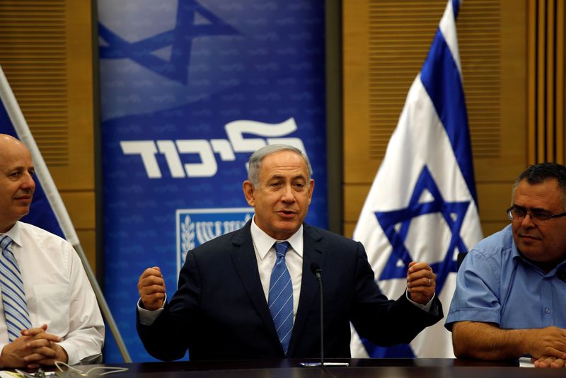 &copy; Reuters. FOTO DE ARCHIVO: El primer ministro israelí, Benjamin Netanyahu (C), habla durante la reunión de su partido Likud en la Knesset, el parlamento israelí, en Jerusalén el 23 de mayo de 2016. REUTERS/Ronen Zvulun/Archivo