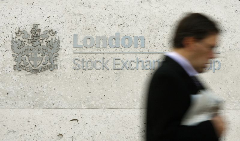 &copy; Reuters. Un homme passe devant le London Stock Exchange dans la City de Londres. /Photo prise le 27 octobre 2008/REUTERS/Alessia Pierdomenico