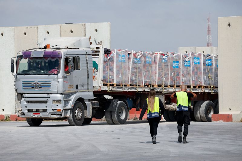 &copy; Reuters. Un camión que transporta ayuda humanitaria con destino a la Franja de Gaza circula por la zona de inspección del paso fronterizo de Kerem Shalom en el sur de Israel. 14 de marzo de 2024. REUTERS/Carlos García Rawlins 