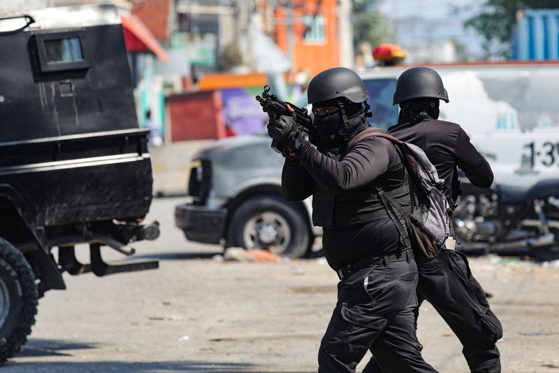 © Reuters. Police officers take part in an operation on the surroundings of the National Penitentiary following a fire, as a powerful gang leader in Haiti has issued a threatening message aimed at political leaders who would take part in a still-unformed transition council for the country, in Port-au-Prince, Haiti, March 14, 2024. REUTERS/Ralph Tedy Erol