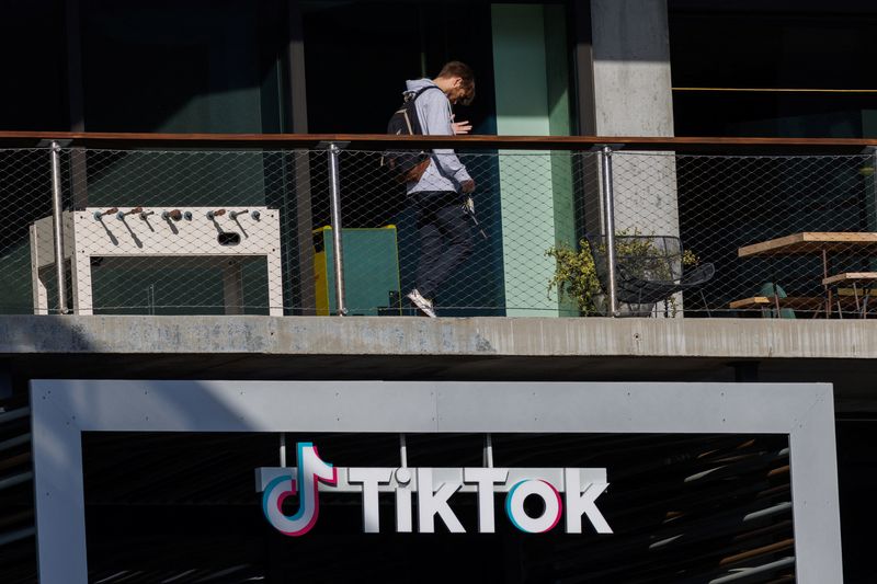 &copy; Reuters. A person arrives at the offices of Tik Tok after the U.S. House of Representatives overwhelmingly passed a bill that would give TikTok's Chinese owner ByteDance about six months to divest the U.S. assets of the short-video app or face a ban, in Culver Cit