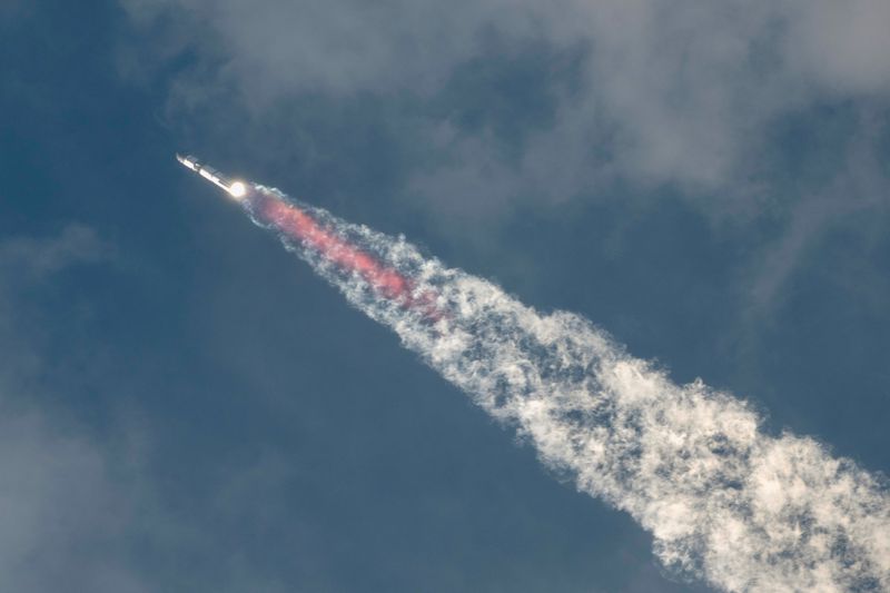 &copy; Reuters.  ３月１４日、米宇宙企業スペースＸは開発中の大型宇宙船「スターシップ」とロケット「スーパーヘビー」の３回目の無人飛行試験をほぼ最終段階まで完了したが、落下軌道に入ったスタ