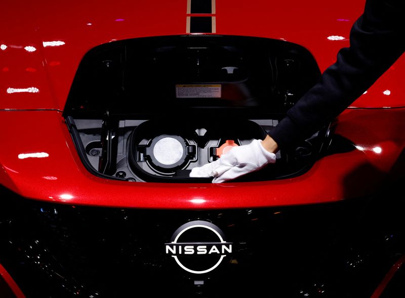 &copy; Reuters. FILE PHOTO: A staff cleans charging ports of Nissan's Leaf battery electric vehicle during the Japan Mobility Show 2023 at Tokyo Big Sight in Tokyo, Japan, November 1, 2023. REUTERS/Kim Kyung-Hoon/File Photo