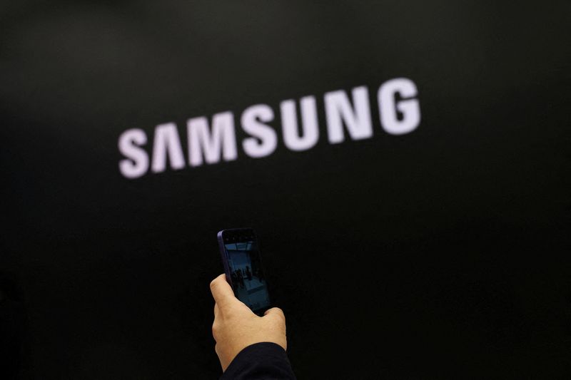 &copy; Reuters. FILE PHOTO: A visitor uses a Samsung Electronics' flagship smartphone Galaxy S24 during its unveiling ceremony in Seoul, South Korea, January 15, 2024. REUTERS/Kim Hong-Ji/File Photo