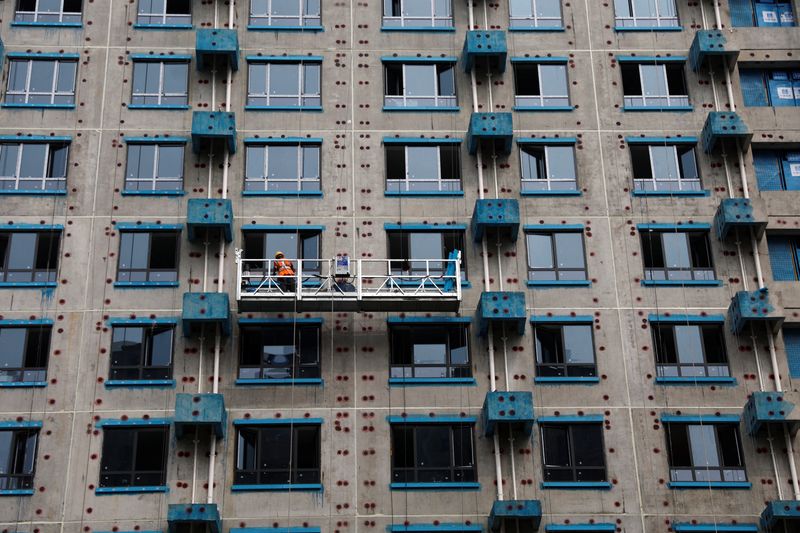 &copy; Reuters. 　３月１５日、中国の新築住宅価格は２月も下落し、８カ月連続のマイナスとなった。写真は集合住宅の建設現場。北京で昨年９月撮影（２０２４　ロイター／Tingshu Wang）
