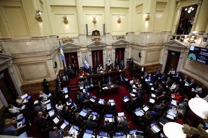&copy; Reuters. 　３月１４日、アルゼンチンの議会上院は、ミレイ大統領が提出した大規模な経済改革案を賛成２５、反対４２、棄権４の反対多数で否決した。写真はアルゼンチンの議会。ブエノスアイレ