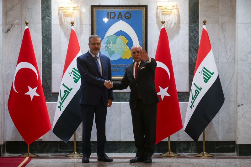 &copy; Reuters. 　トルコとイラク政府高官は１４日、イラクの首都バグダッドで安全保障会合を開き、非合法武装組織クルド労働党（ＰＫＫ）への対策などについて協議した。写真はトルコのフィダン外相