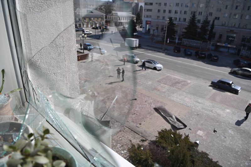 &copy; Reuters. منظر للشارع من نافذة مكسورة لمبنى إدارة lمدينة بيلجورود الذي تضرر وفقا للسلطات المحلية، جراء هجوم بطائرة مسيرة يوم 12 مارس آذار 2024 في صورة لر