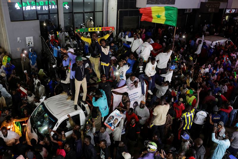 &copy; Reuters. Des Sénégalais célèbrent la libération du chef de l'opposition, Ousmane Sonko, et du candidat à la présidence qu'il soutient lors de l'élection du 24 mars, Bassirou Diomaye Faye, à Dakar, au Sénégal. /Photo prise le 15 mars 2024/REUTERS/Zohra B