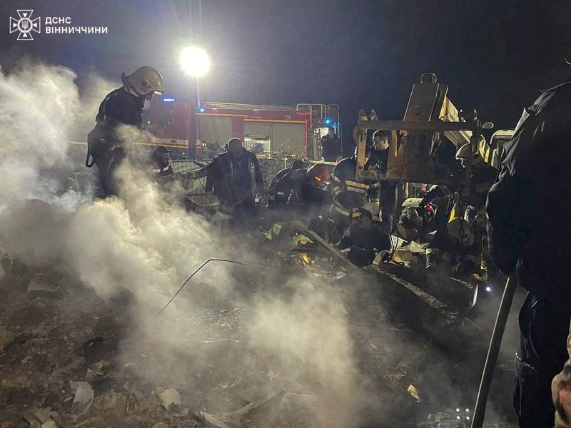 &copy; Reuters. عمال إنقاذ يعملون في موقع مبنى سكني تضرر خلال غارة روسية بطائرة مسيرة في منطقة فينيتسا بأوكرانيا في صورة نشرت يوم الجمعة. صورة لرويترز من ال