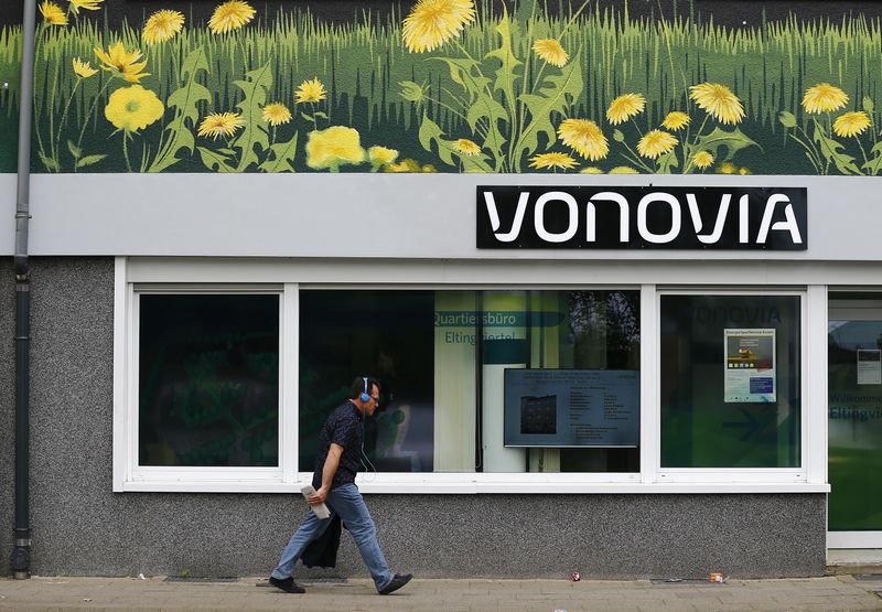&copy; Reuters. The logo of German real estate company Vonovia SE, a member of the German DAX-30 stock market index is seen at a Vonovia building in Essen, western Germany May 10, 2016.    REUTERS/Wolfgang Rattay/file photo