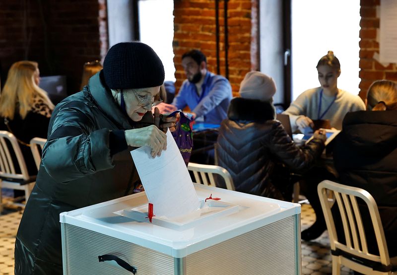 &copy; Reuters. Une femme vote dans un bureau de vote lors de l'élection présidentielle à Moscou, Russie. /Photo prise le 15 mars 2024/REUTERS/Evgenia Novozhenina