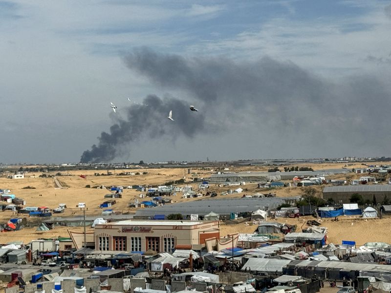 &copy; Reuters. Vu depuis Rafah, de la fumée s'élève lors d'une opération terrestre israélienne à Khan Younis, dans la bande de Gaza. /Photo prise le 14 mars 2024/REUTERS/Bassam Masoud