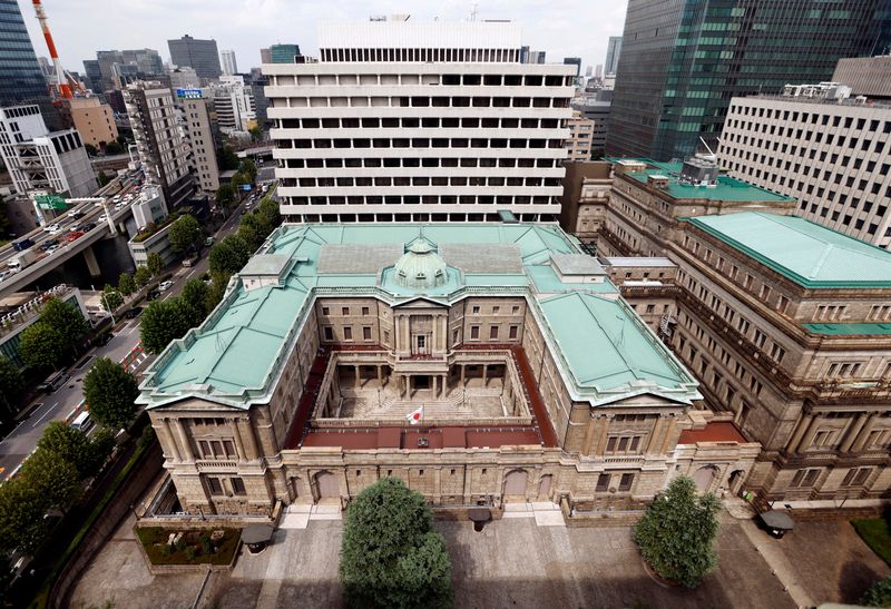 &copy; Reuters. La bandiera nazionale giapponese issata in cima alla sede della Bank of Japan a Tokyo, Giappone, 20 settembre 2023.  REUTERS/Issei Kato/File Photo/File Photo