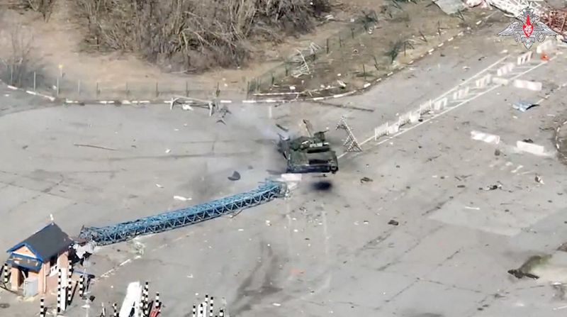 &copy; Reuters. مشهد يظهر ما تقول وزارة الدفاع الروسية إنها دبابة مدمرة لجماعات مسلحة متمركزة في أوكرانيا بعد محاولة توغل داخل الأراضي الروسية بالقرب من قر