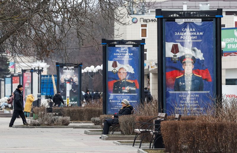 © Reuters. Boards with portraits of Russian servicemen are on display in a boulevard, in the course of the Russia-Ukraine conflict in the centre of Belgorod, Russia, March 10, 2024. REUTERS/Maxim Shemetov