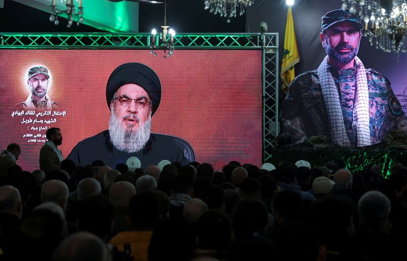 &copy; Reuters. زعيم حزب الله اللبناني حسن نصر الله يظهر على شاشة أثناء إلقاء خطاب متلفز بمناسبة تأبين القيادي في الجماعة وسام الطويل في خربة سلم جنوب لبنان