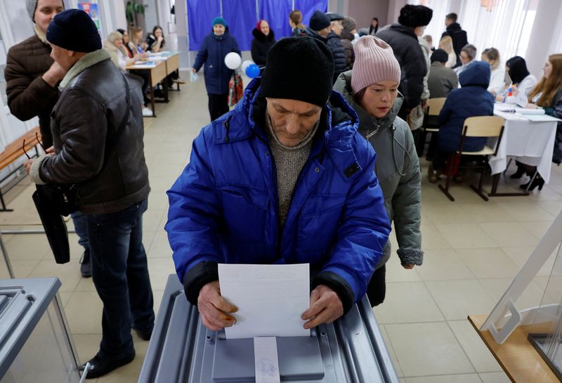 &copy; Reuters. أشخاص يدلون بأصواتهم في الانتخابات الرئاسية الروسية بمركز اقتراع في أفدييفكا بمنطقة دونيتسك في أوكرانيا التي تسيطر عليها روسيا يوم الجمعة.