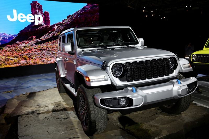 &copy; Reuters. FILE PHOTO: A 2024 Jeep Wrangler High Altitude is displayed at the New York International Auto Show, in Manhattan, New York City, U.S., April 5, 2023. REUTERS/Andrew Kelly/File Photo