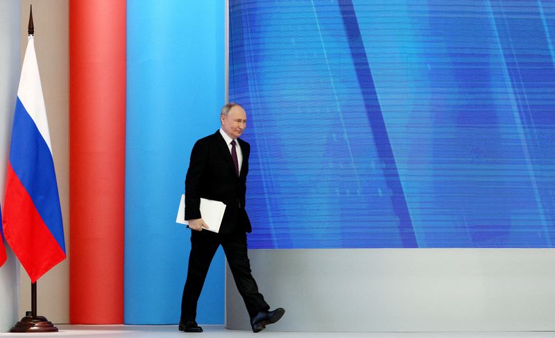 © Reuters. FILE PHOTO: Russian President Vladimir Putin walks to deliver his annual address to the Federal Assembly, in Moscow, Russia, February 29, 2024.  Sputnik/Gavriil Grigorov/Kremlin via REUTERS