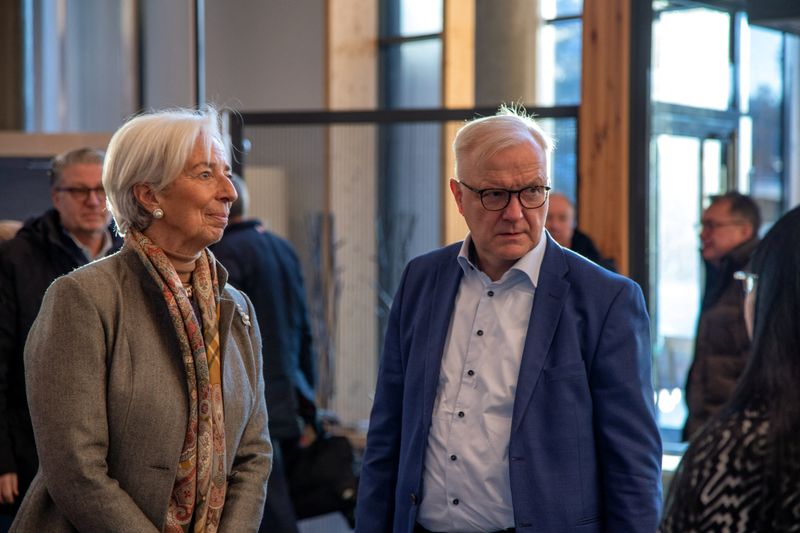 &copy; Reuters. 欧州中央銀行（ＥＣＢ）理事会メンバーのレーン・フィンランド中銀総裁（写真右）は１５日、理事会が先週、利下げ時期について議論を開始したことを明らかにした。昨年２月撮影。（202