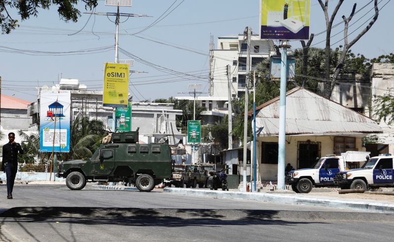 &copy; Reuters. سيارات تابعة لضباط أمن صوماليين متوقفة بالقرب من فندق سيل حيث وقع هجوم شنته حركة الشباب المتشددة في مقديشو يوم الجمعة. تصوير: فيصل عمر - رويت