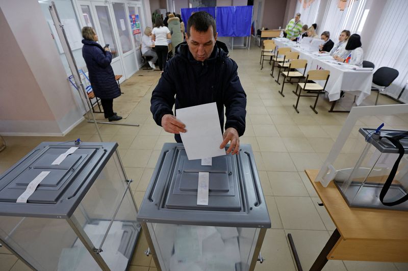 &copy; Reuters. Un hombre deposita su voto en un colegio electoral durante las elecciones presidenciales de Rusia en la ciudad de Kirovske, en la región de Donetsk, Ucrania, controlada por Rusia. 15 de marzo de 2024. REUTERS/Alexander Ermochenko