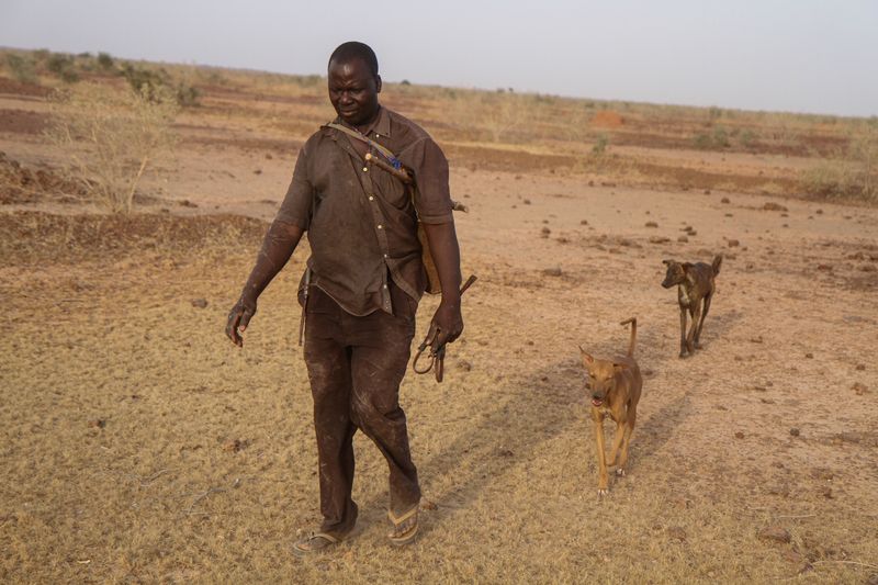 &copy; Reuters. عبده كودا (53 عاما) صياد من النيجر يسير مع كلاب صيد في منطقة ريفية بالقرب من نيامي يوم 25 فبراير شباط 2024. تصوير: محمدو حميدو - رويترز 