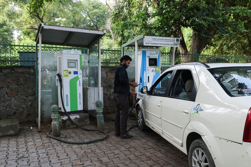 &copy; Reuters. インド政府は一部の電気自動車（ＥＶ）の輸入関税を引き下げると発表した。ニューデリーの充電スタンド、昨年８月撮影。（2024年　ロイター/Anushree Fadnavis）