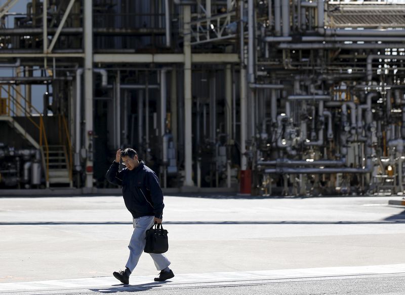 &copy; Reuters. Trabalhador passa por fábrica em zona industrial de Kawasaki, Japão
17/02/2016.   REUTERS/Toru Hanai/file photo