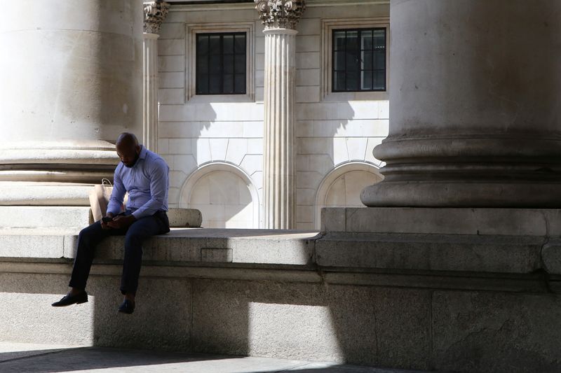 &copy; Reuters. FOTO DE ARCHIVO. Una persona se relaja frente al Banco de Inglaterra en el distrito financiero de Londres, mientras Reino Unido lucha contra la tasa de inflación más alta entre las grandes economías ricas del mundo, en Londres, Reino Unido. 17 de julio