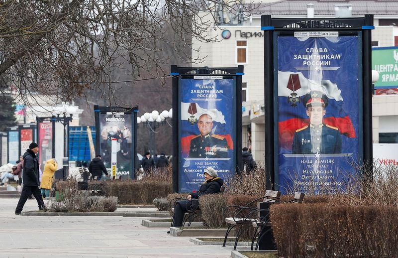 &copy; Reuters. A Belgorod, ville russe située sur la ligne de front, des panneaux avec des portraits de soldats russes sont exposés sur un boulevard, dans le cadre du conflit entre la Russie et l'Ukraine. /Photo prise le 10 mars 2024/REUTERS/Maxim Shemetov