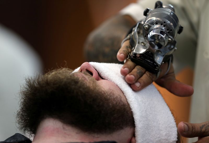 &copy; Reuters. Homem faz a barba em barbearia de São Paulo
11/03/2017 REUTERS/Paulo Whitaker