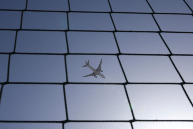 &copy; Reuters. A Qatar Airways plane flies over Dubai, United Arab Emirates, August 20, 2023. REUTERS/Amr Alfiky/File Photo