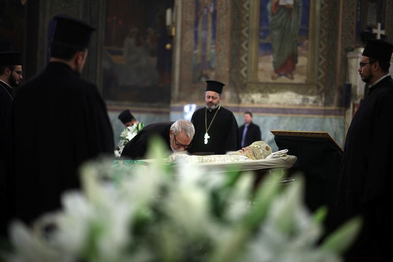© Reuters. A priest pays his respects during a memorial service for the late Bulgarian patriarch Neophyte at St Alexander Nevsky Cathedral, in Sofia, Bulgaria, March 15, 2024.  REUTERS/Stoyan Nenov