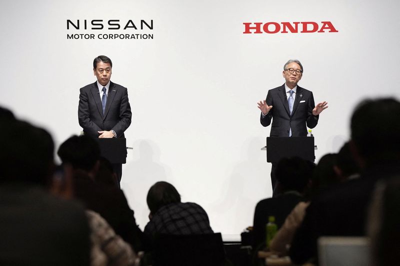© Reuters. Makoto Uchida, president and CEO of Nissan Motor, and Toshihiro Mibe, Honda Motor president and CEO, attend their joint press conference in Tokyo, Japan March 15, 2024. Mandatory credit Kyodo via REUTERS 