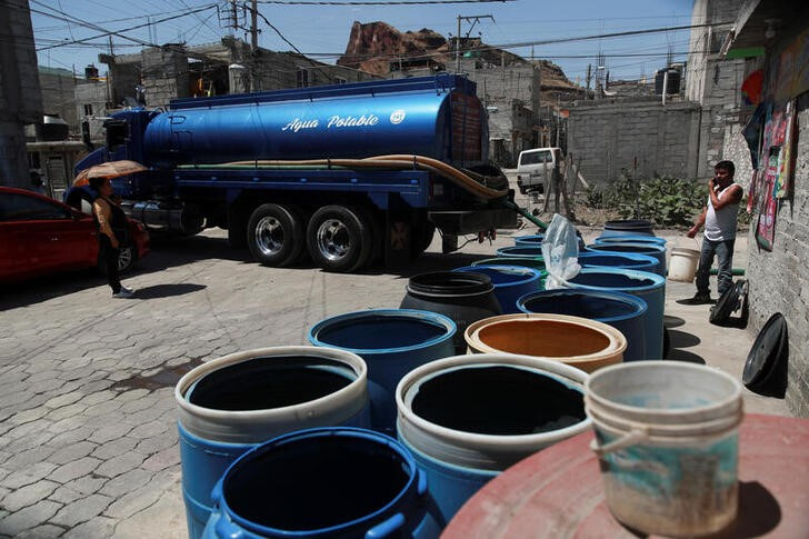 &copy; Reuters. Camiones con agua proveen a las casas en un barrio de Iztapalapa, en medio de las tensiones por la escasez del recurso en Ciudad de México.  Marzo 14, 2024. REUTERS/Henry Romero
