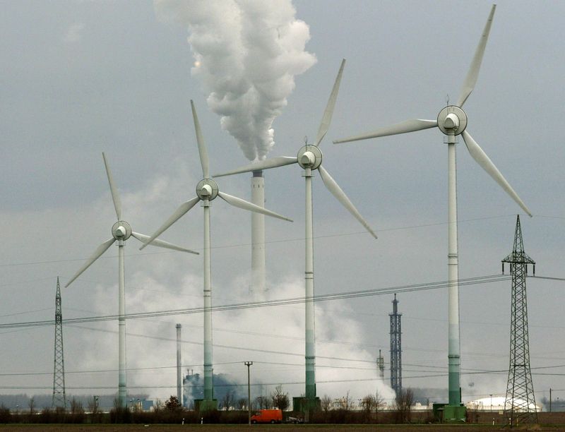 &copy; Reuters. Turbinas de energia eólica em frente à chaminé de refinaria na cidade alemã de Leuna
25/03/2004 REUTERS/Arnd Wiegmann