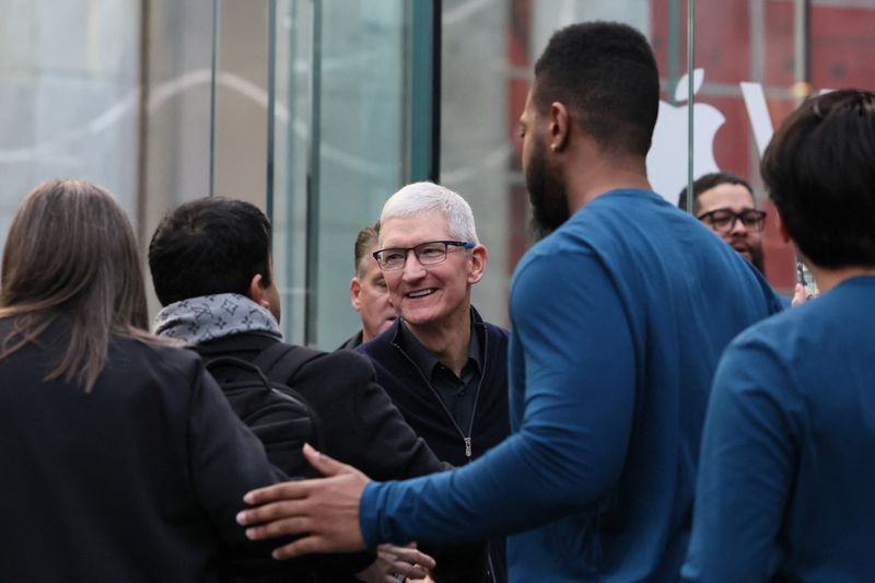 &copy; Reuters. Tim Cook, presidente-executivo da Apple, em Nova York, Estados Unidos
02/02/2024
REUTERS/Brendan McDermid