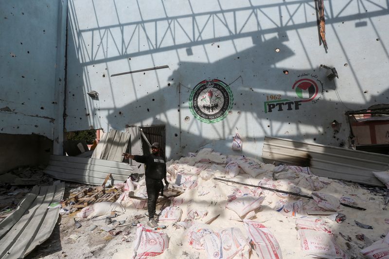 &copy; Reuters. فلسطيني يتفقد موقع مستودع للمساعدات استهدفته غارة إسرائيلية بمخيم النصيرات بوسط قطاع غزة يوم الخميس. تصوير: أحمد زقوت - رويترز