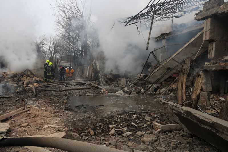 &copy; Reuters. I soccorritori lavorano sul sito di un'area residenziale colpita da un missile russo, durante la guerra in Ucraina, a Odessa, Ucraina, 15 marzo 2024. REUTERS/Stringer