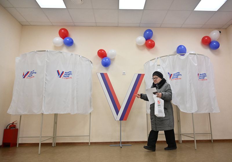 &copy; Reuters. Una mujer camina para depositar su voto en un colegio electoral durante las elecciones presidenciales en Rostov del Don

Mar 15, 2024. REUTERS/Sergey Pivovarov