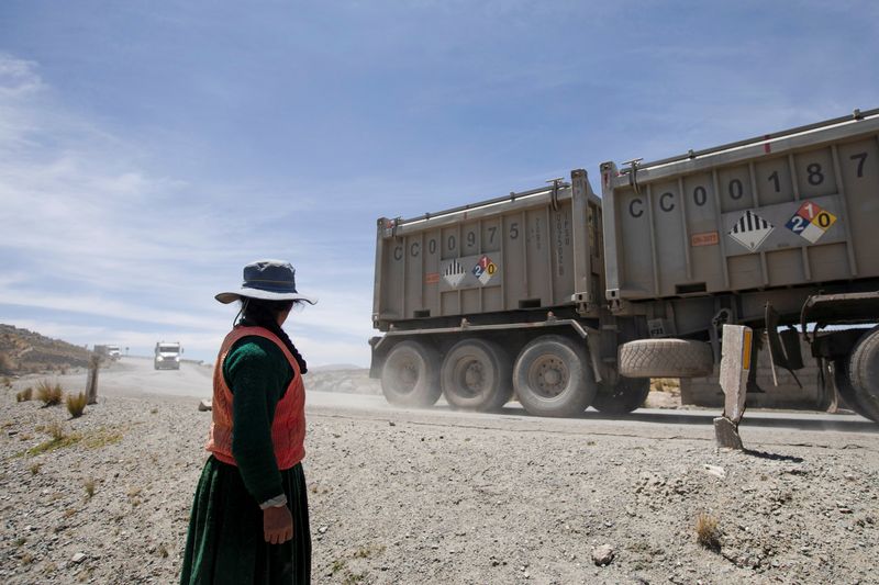 &copy; Reuters. Imagen de archivo. Felicita Quispe observa cómo pasan camiones por una carretera utilizada por empresas mineras, en la comunidad de Chumbivilcas, en las afueras de Cusco, Perú. 13 de octubre de 2021. REUTERS/Angela Ponce