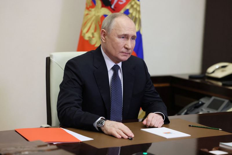 &copy; Reuters. الرئيس الروسي فلاديمير بوتين خلال اجتماع مع حكومته خارج موسكو يوم الجمعة. صورة لرويترز من وكالة سبوتنيك للأنباء.

