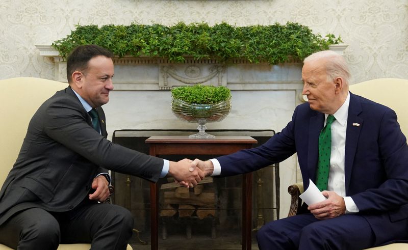 &copy; Reuters. バイデン米大統領とアイルランドのバラッカー首相は１５日、イスラエルとイスラム組織ハマスとの紛争の停戦を確保するために取り組むと言明した。写真は３月１５日、ホワイトハウスで