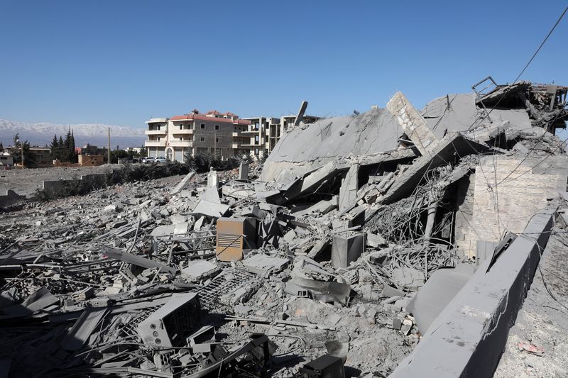 &copy; Reuters. منظر عام لموقع متضرر جراء قصف إسرائيلي على بعلبك بشرق لبنان في 11 مارس آذار 2024. تصوير: محمد عزاقير  - رويترز.
