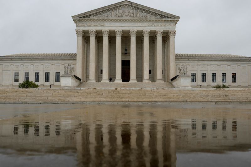 © Reuters. FILE PHOTO: A general view of the U.S. Supreme Court building in the rain the day before the start of the court's new term in Washington, U.S. October 2, 2022.  REUTERS/Jonathan Ernst/FILE PHOTO