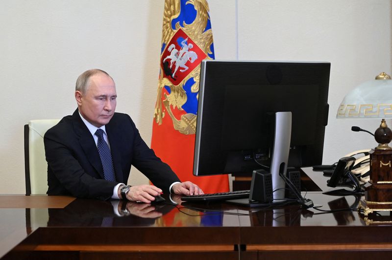 © Reuters. الرئيس الروسي فلاديمير بوتين خلال اجتماع مع حكومته خارج موسكو يوم الجمعة. صورة لرويترز من وكالة سبوتنيك للأنباء.


