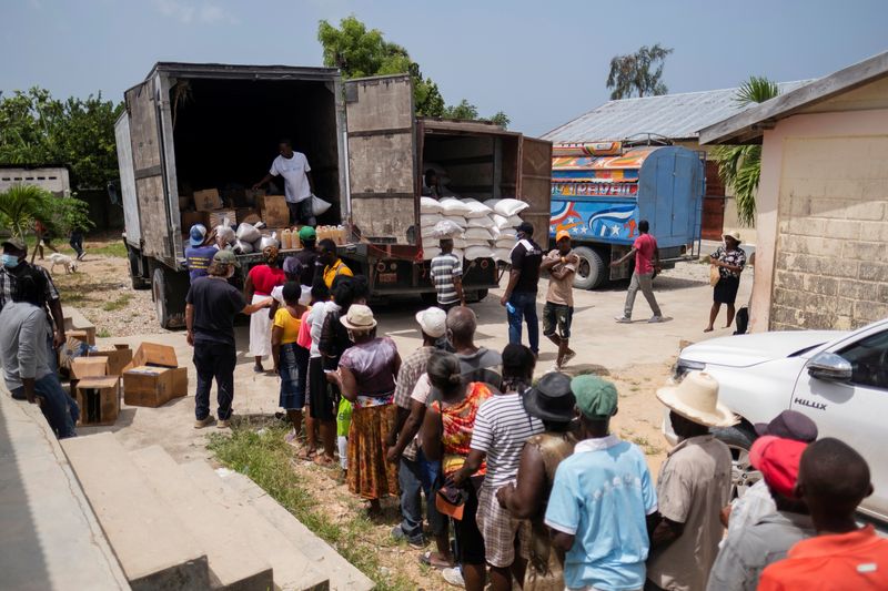 &copy; Reuters. Haitianos aguardam em fila de distribuição de alimentos em Port Salut, Haiti
24/08/2021
REUTERS/Ricardo Arduengo