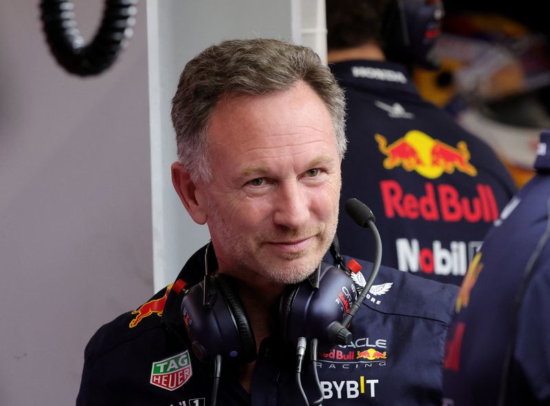 &copy; Reuters. El escudo de Red Bull se ve junto al director del equipo de Fórmula Uno Red Bull, Christian Horner,. Se espera que asista a una audiencia de la empresa, después de una denuncia que se hizo contra él en Milton Keynes, Reino Unido, 9 de febrero 2024 Acti